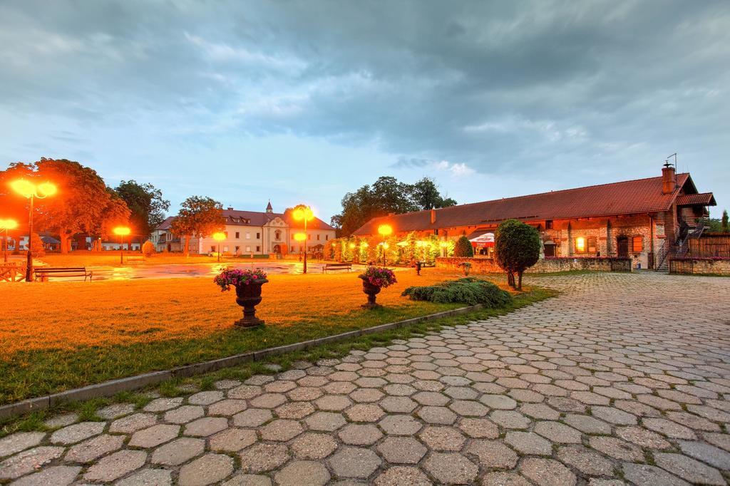 Hotel Na Podzamczu Тарновске Гори Екстериор снимка