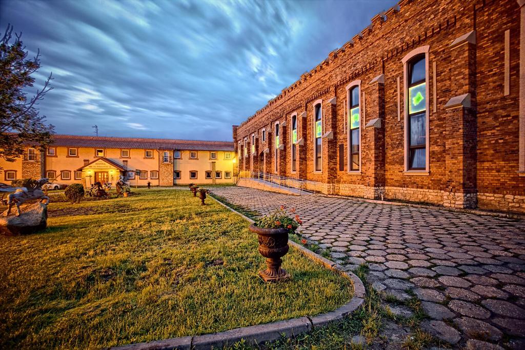 Hotel Na Podzamczu Тарновске Гори Екстериор снимка