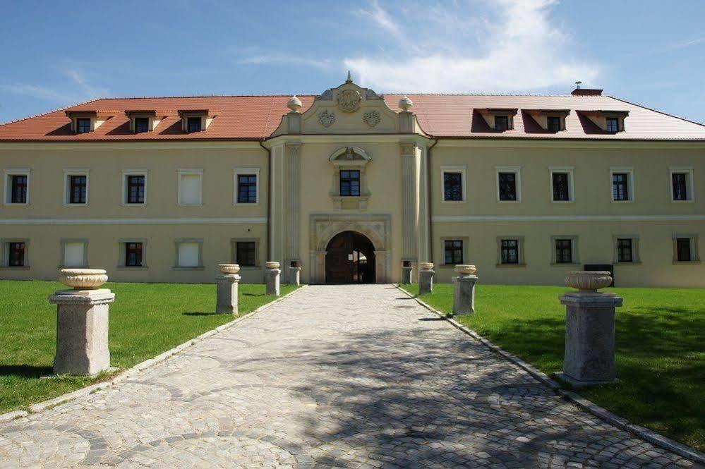 Hotel Na Podzamczu Тарновске Гори Екстериор снимка